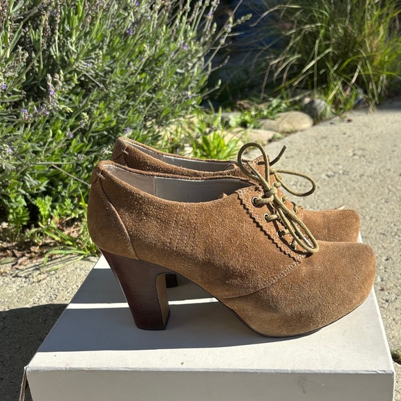 Hinge Brown Hochbarise Lea Suede Lace-Up Bootie/Heels. EUC. Sz 8 - Picture 6 of 11